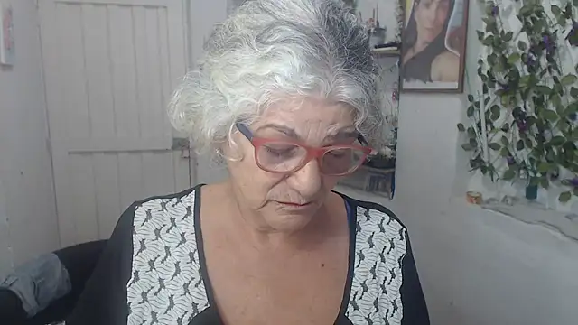 Snapshot of FunnyGrandma chatting on 09/30/25, 11:11 FunnyGrandma online show from 09/30/25, 11:11
