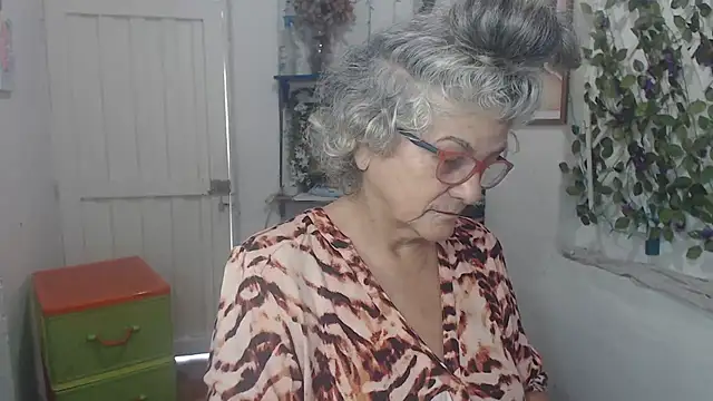 Snapshot of FunnyGrandma chatting on 10/16/25, 06:49 FunnyGrandma online show from 10/16/25, 06:49