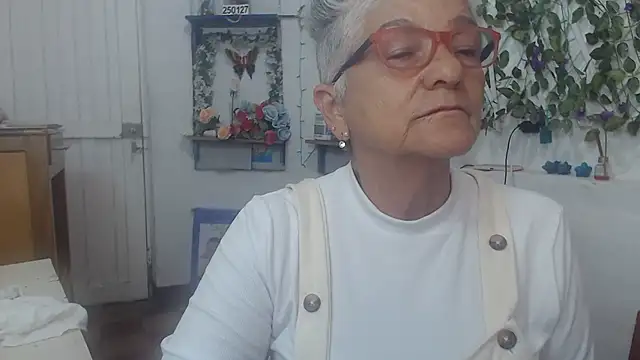 Snapshot of FunnyGrandma chatting on 02/13/25, 01:19 FunnyGrandma online show from 02/13/25, 01:19