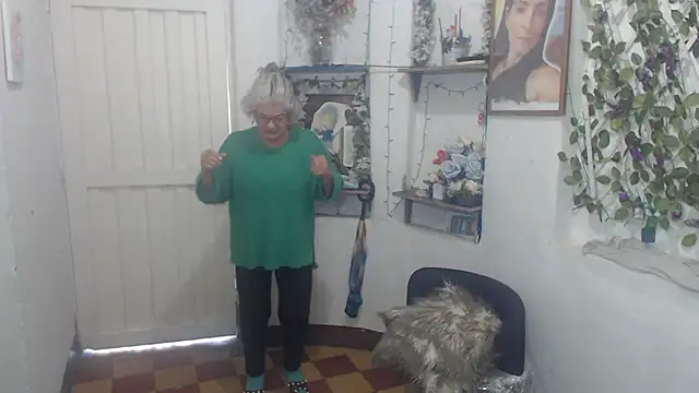 Snapshot of FunnyGrandma chatting on 10/02/25, 09:18 FunnyGrandma online show from 10/02/25, 09:18