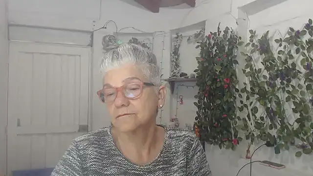 Snapshot of FunnyGrandma chatting on 02/14/25, 04:15 FunnyGrandma online show from 02/14/25, 04:15
