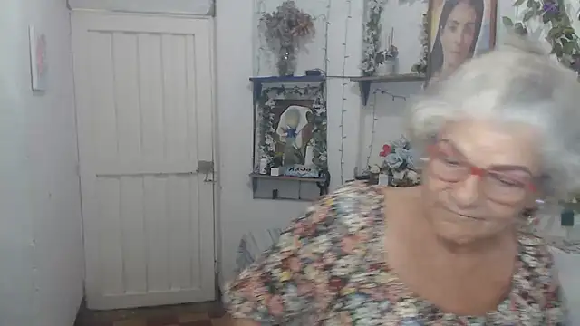 Snapshot of FunnyGrandma chatting on 09/18/25, 01:30 FunnyGrandma online show from 09/18/25, 01:30