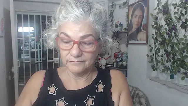 Snapshot of FunnyGrandma chatting on 10/19/25, 02:14 FunnyGrandma online show from 10/19/25, 02:14