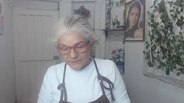 Snapshot of FunnyGrandma chatting on 10/12/25, 10:11 FunnyGrandma online show from 10/12/25, 10:11