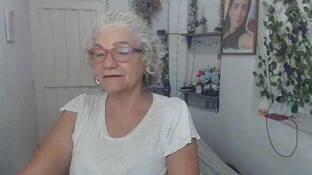 Snapshot of FunnyGrandma chatting on 09/26/25, 05:42 FunnyGrandma online show from 09/26/25, 05:42