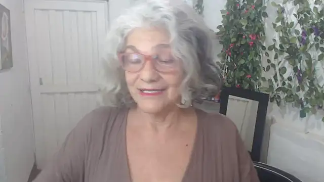 Snapshot of FunnyGrandma chatting on 03/13/25, 11:49 FunnyGrandma online show from 03/13/25, 11:49