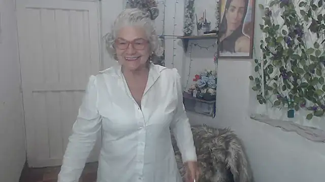 Snapshot of FunnyGrandma chatting on 10/18/25, 02:35 FunnyGrandma online show from 10/18/25, 02:35