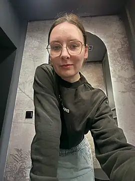 Snapshot of The_Snowwhitee chatting on 04/19/26, 11:55 The Snowwhitee online show from 04/19/26, 11:55