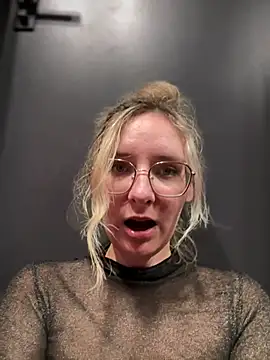 Snapshot of The_Snowwhitee chatting on 02/19/25, 10:20 The Snowwhitee online show from 02/19/25, 10:20