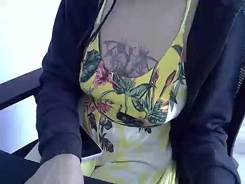 Snapshot of blackmodel chatting on 12/20/24, 12:49 blackmodel online show from 12/20/24, 12:49