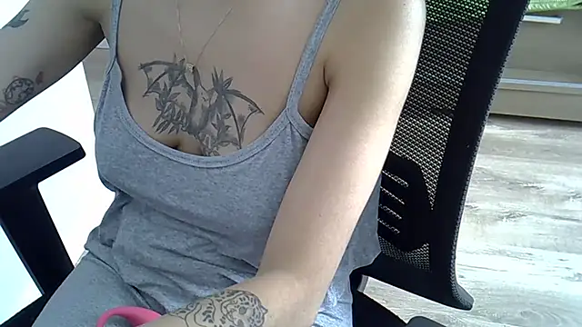 Snapshot of blackmodel chatting on 12/18/24, 01:23 blackmodel online show from 12/18/24, 01:23