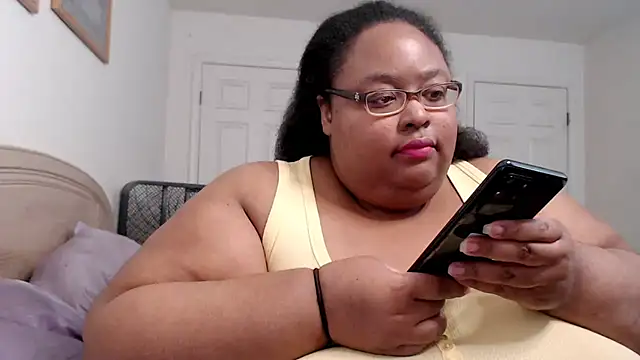 Snapshot of Loves_Aura chatting on 10/25/25, 12:10 Loves Aura online show from 10/25/25, 12:10