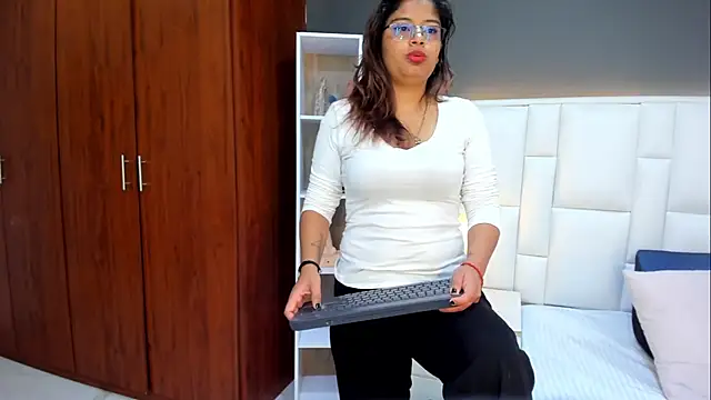 yeral2017 online show from 11/19/25, 01:55