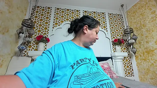 Snapshot of AleshaArabian chatting on 09/25/25, 02:17 AleshaArabian online show from 09/25/25, 02:17