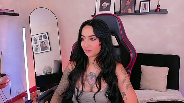 EmmyEvans1 online show from 04/10/26, 07:43