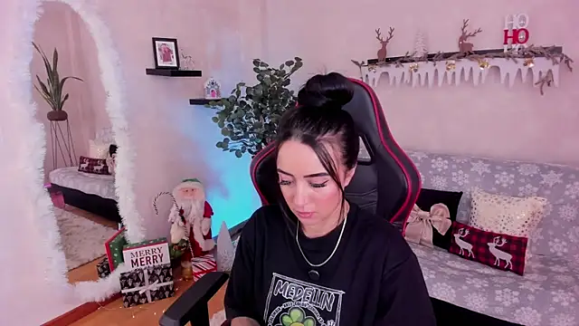 EmmyEvans1 online show from 11/23/25, 07:46