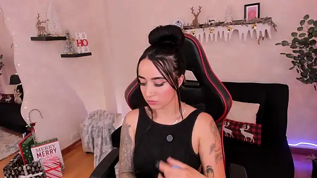 EmmyEvans1 online show from 11/12/25, 09:07