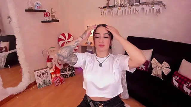 EmmyEvans1 online show from 12/19/25, 07:38