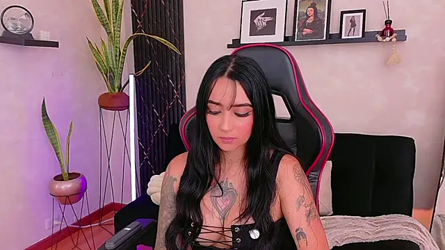 EmmyEvans1 online show from 04/22/26, 07:42