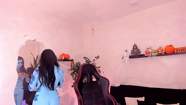 EmmyEvans1 online show from 10/31/25, 06:48