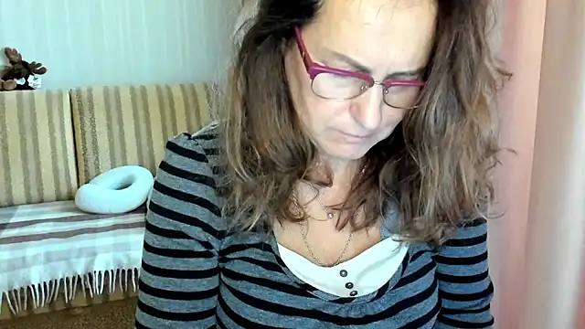 lauraoven online show from 10/17/25, 07:11