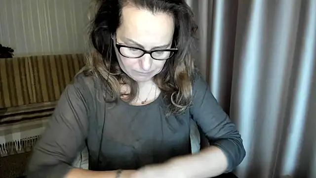 lauraoven online show from 12/19/25, 08:06