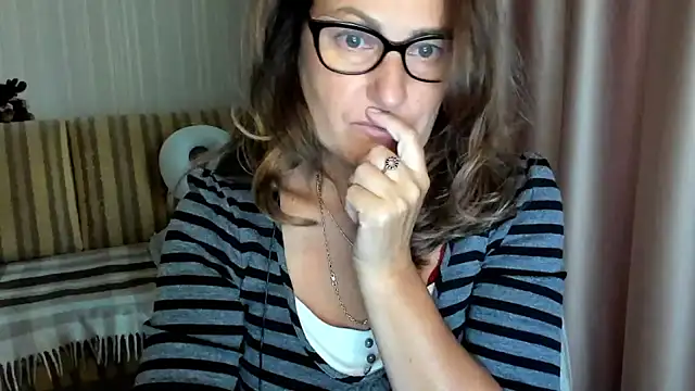 lauraoven online show from 10/01/25, 02:21