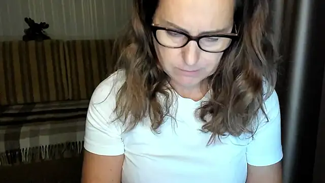 lauraoven online show from 10/28/25, 02:16