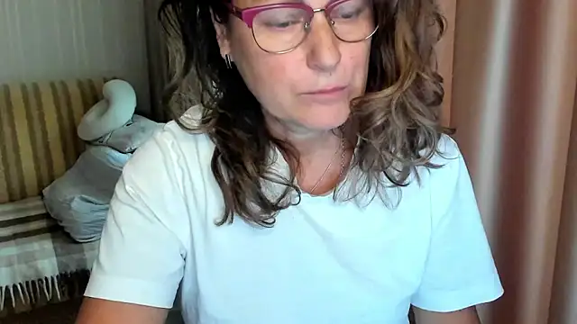 lauraoven online show from 10/10/25, 07:42