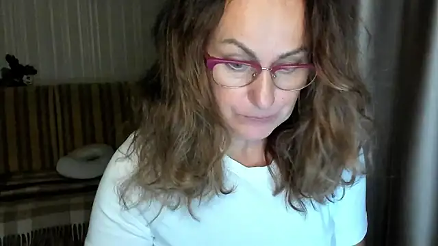 lauraoven online show from 10/16/25, 03:42