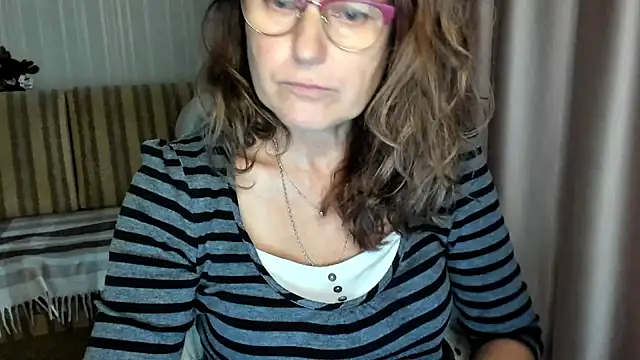 lauraoven online show from 10/22/25, 01:43