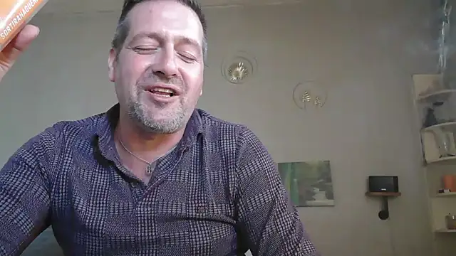 Snapshot of matrikes1 chatting on 04/16/26, 03:13 matrikes1 online show from 04/16/26, 03:13