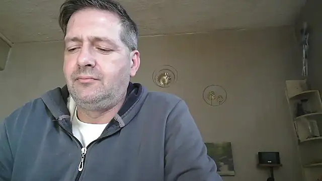 Snapshot of matrikes1 chatting on 03/24/26, 04:18 matrikes1 online show from 03/24/26, 04:18