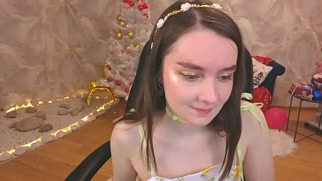 Snapshot of CloudGrace chatting on 12/21/25, 03:19 CloudGrace online show from 12/21/25, 03:19