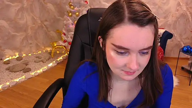 Snapshot of CloudGrace chatting on 12/23/25, 03:17 CloudGrace online show from 12/23/25, 03:17