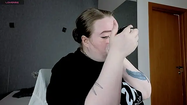 EMMA  CONNOR online show from 09/28/25, 10:44