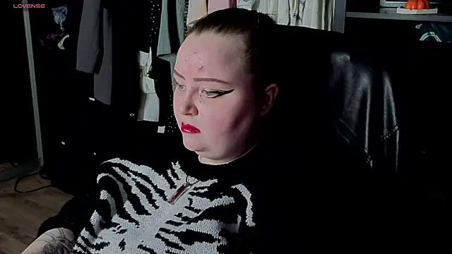 EMMA  CONNOR online show from 10/31/25, 08:49