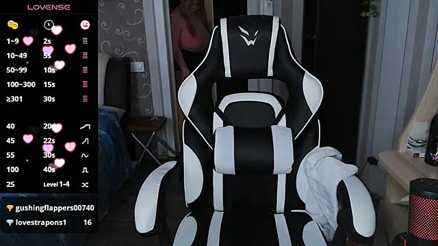 Snapshot of Mini_Mo chatting on 02/25/25, 11:32 Mini Mo online show from 02/25/25, 11:32