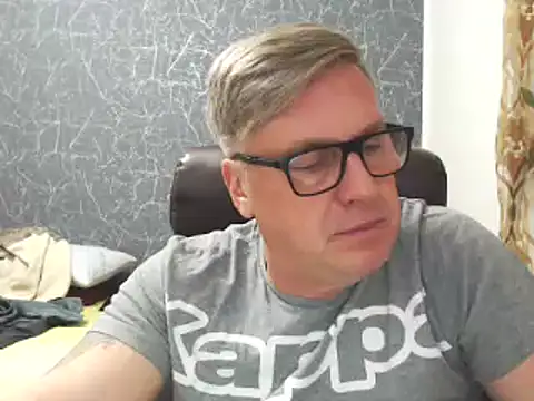 Snapshot of RobertStripX chatting on 02/03/25, 02:45 RobertStripX online show from 02/03/25, 02:45