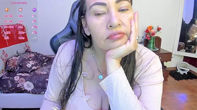 esmeralda milf online show from 12/01/25, 02:51