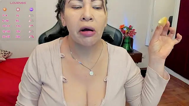 esmeralda milf online show from 11/08/25, 06:11