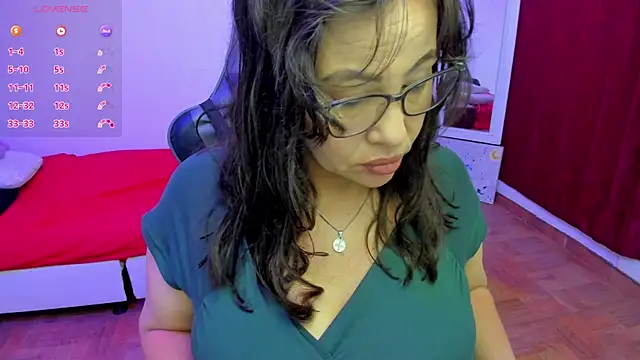 Snapshot of esmeralda_milf chatting on 05/16/26, 07:24 esmeralda milf online show from 05/16/26, 07:24