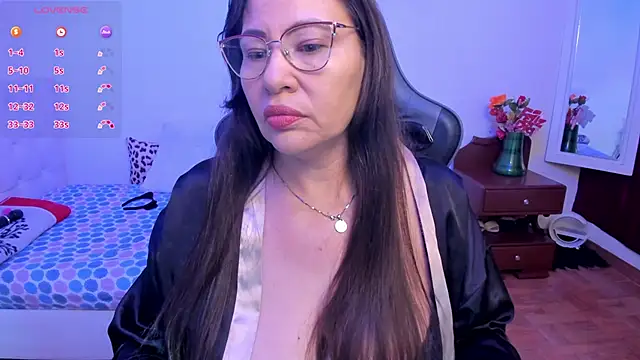 esmeralda milf online show from 10/12/25, 08:10