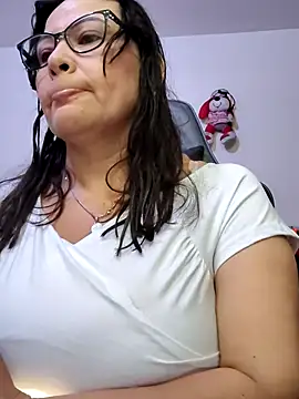 Snapshot of esmeralda_milf chatting on 05/23/26, 08:41 esmeralda milf online show from 05/23/26, 08:41