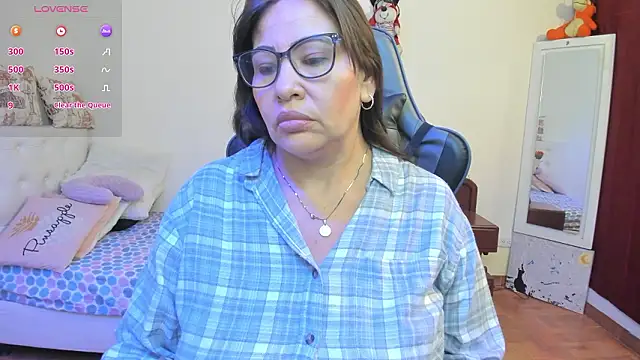 esmeralda milf online show from 03/29/26, 08:32