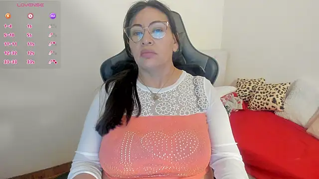 esmeralda milf online show from 11/18/25, 06:44