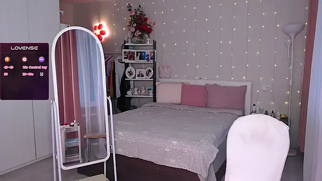 JuliaVilnet online show from 10/28/25, 05:08