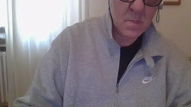Snapshot of ANONIMO7735 chatting on 03/12/25, 09:23 ANONIMO7735 online show from 03/12/25, 09:23