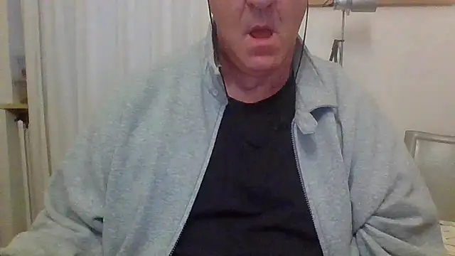 Snapshot of ANONIMO7735 chatting on 10/18/25, 04:58 ANONIMO7735 online show from 10/18/25, 04:58
