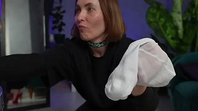 ClaraBendover online show from 12/02/25, 08:43